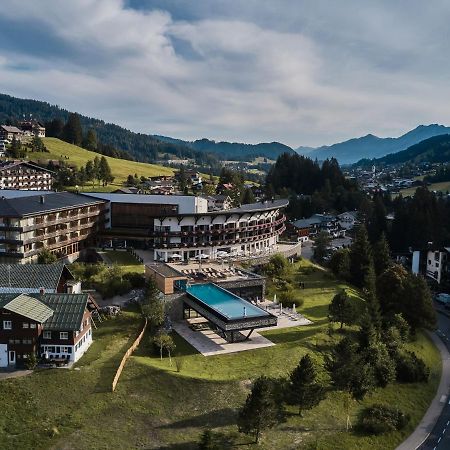 A-Rosa Ifen Hotel Kleinwalsertal Hirschegg  Bagian luar foto Aerial view of the resort