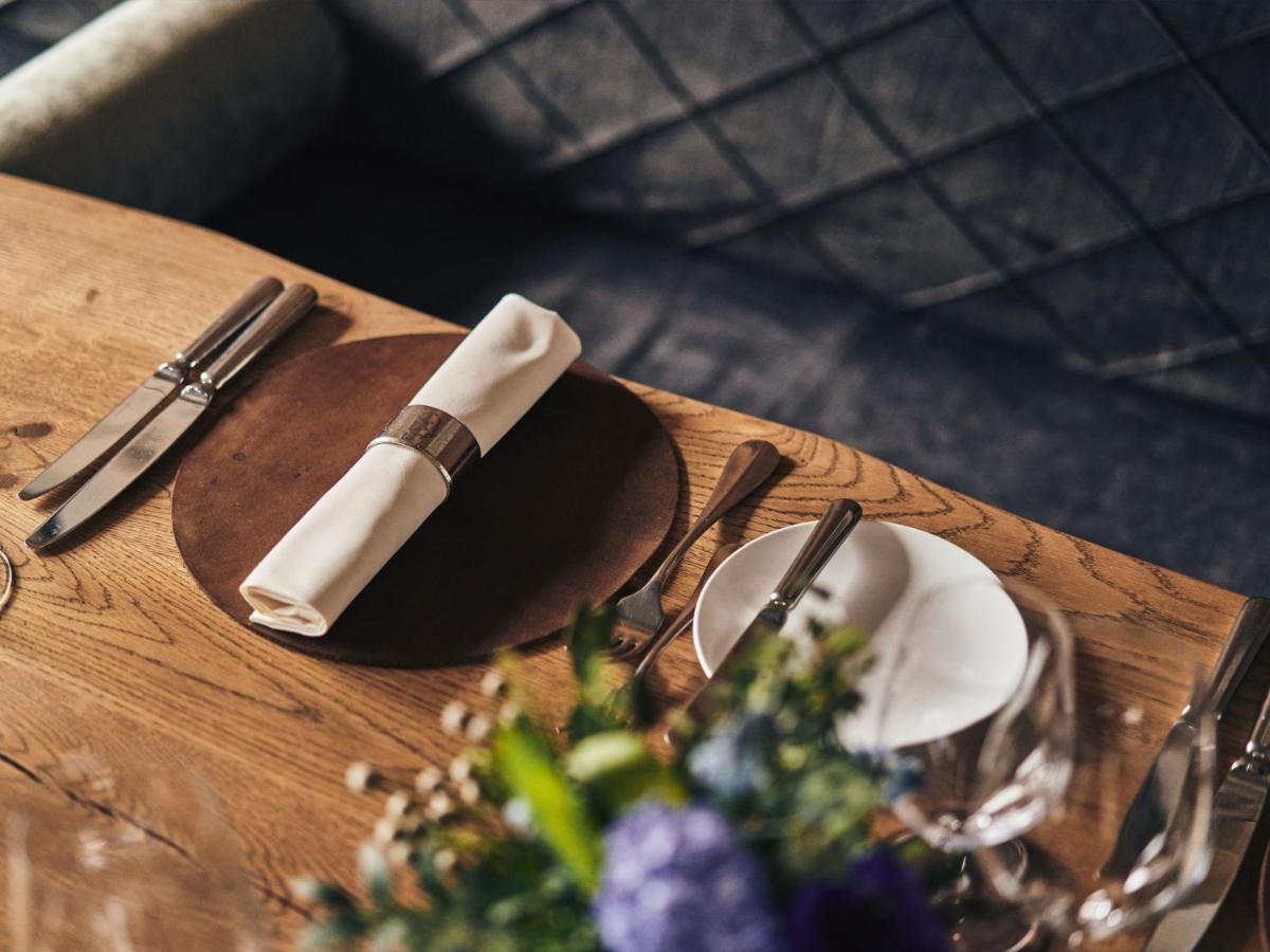 A-Rosa Ifen Hotel Kleinwalsertal Hirschegg  Bagian luar foto A place setting at a restaurant