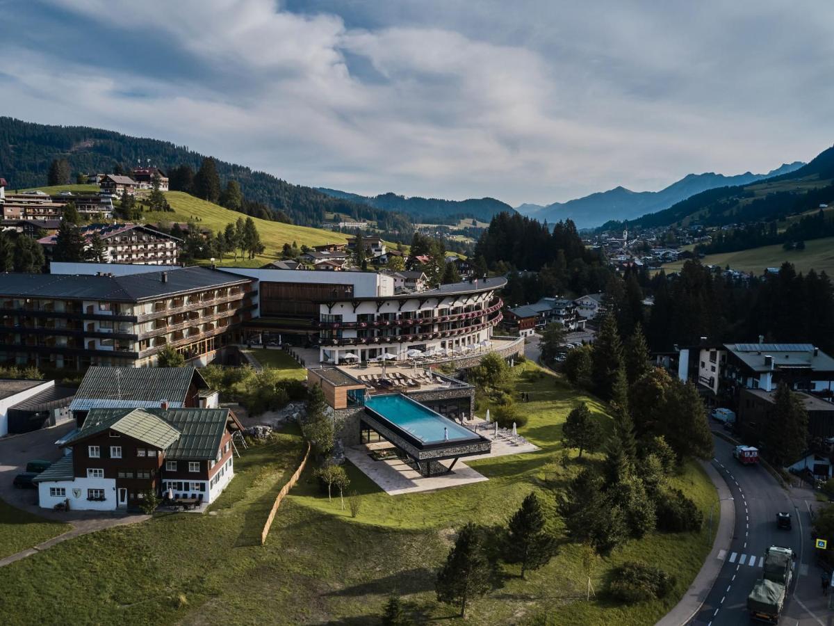 A-Rosa Ifen Hotel Kleinwalsertal Hirschegg  Bagian luar foto Aerial view of the resort