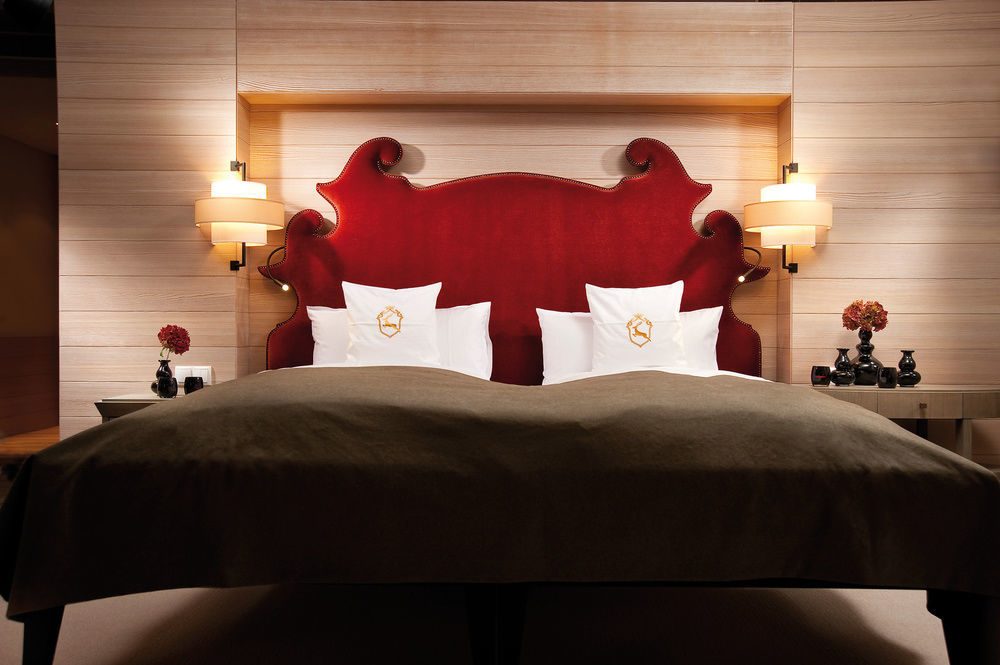A-Rosa Ifen Hotel Kleinwalsertal Hirschegg  Bagian luar foto A bedroom at the Mandarin Oriental, Munich