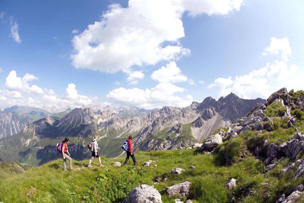 A-Rosa Ifen Hotel Kleinwalsertal Hirschegg  Bagian luar foto Hiking in the Alps