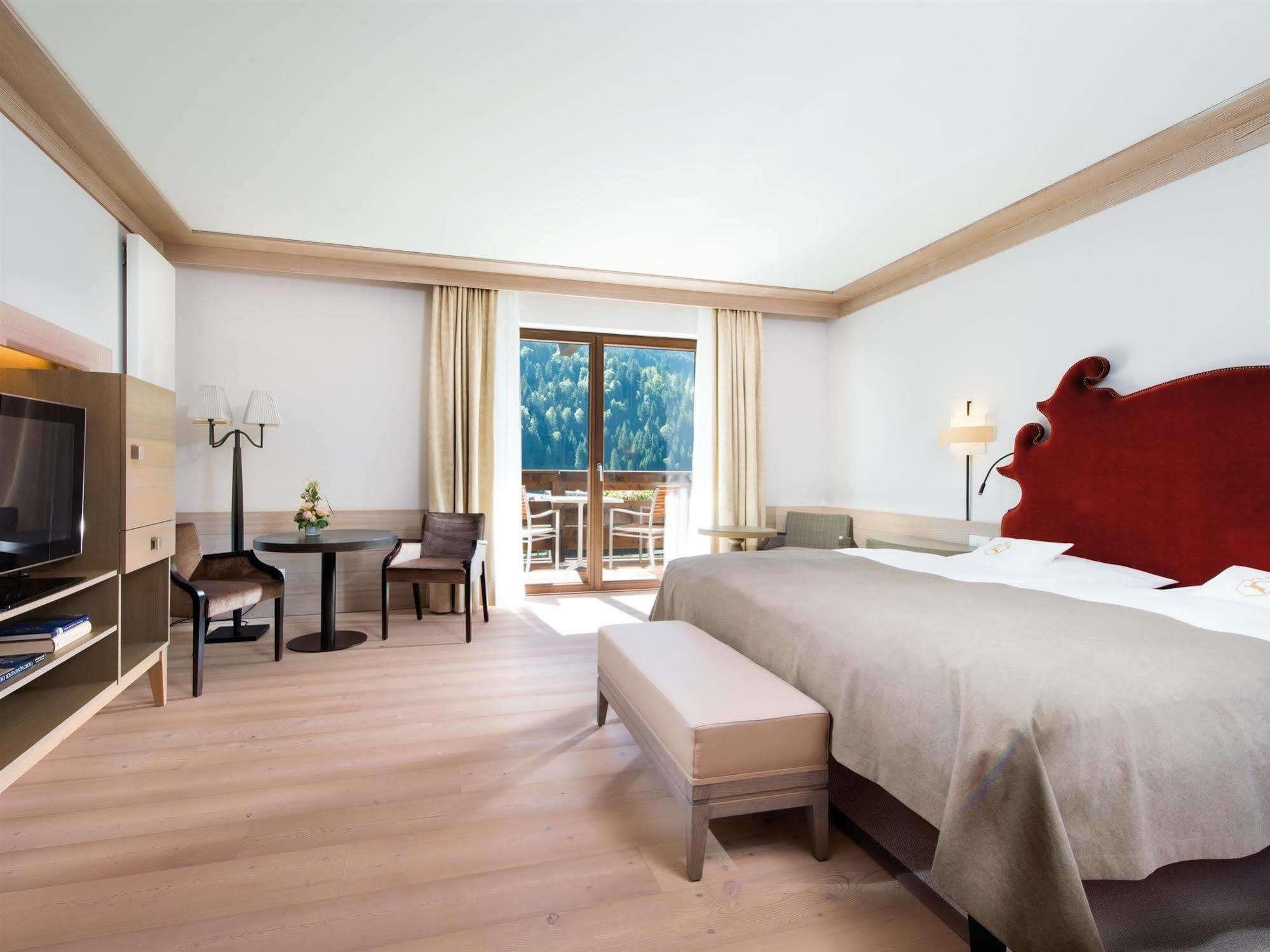 A-Rosa Ifen Hotel Kleinwalsertal Hirschegg  Bagian luar foto A room at the Hotel Axelmannstein