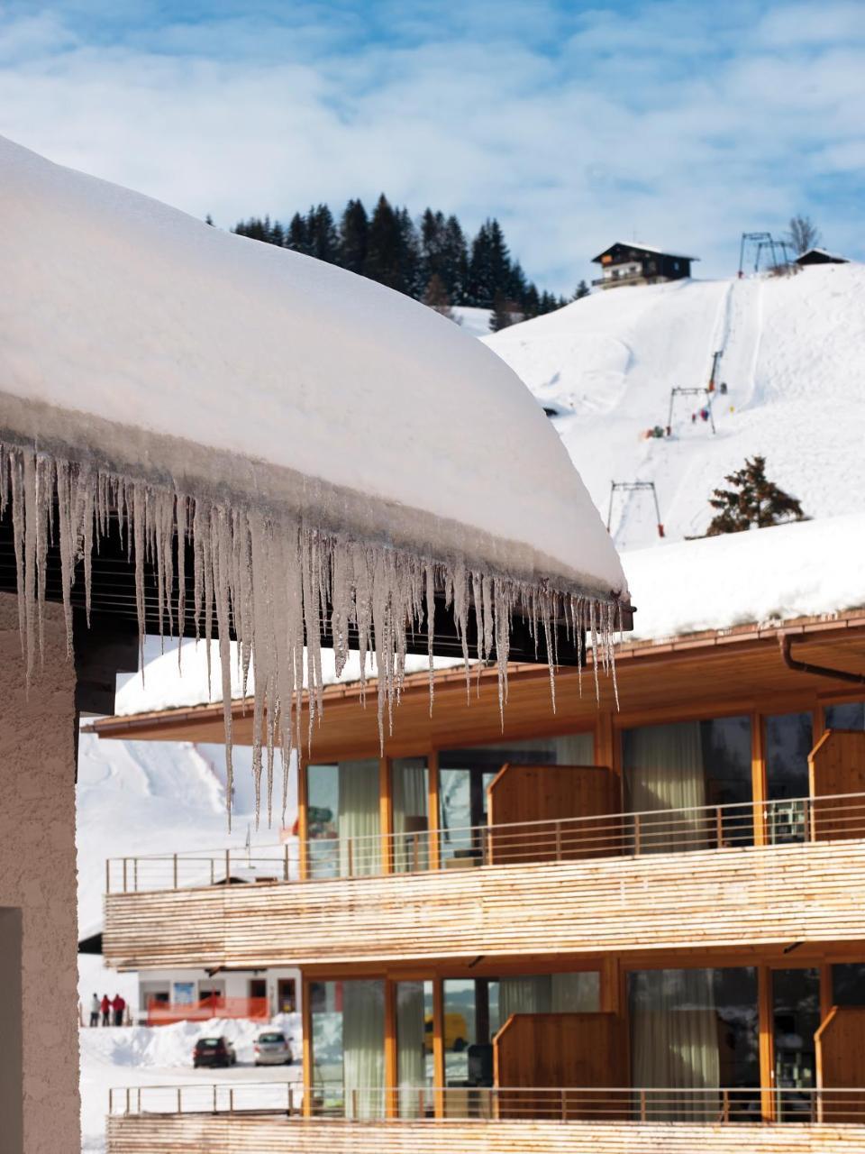 A-Rosa Ifen Hotel Kleinwalsertal Hirschegg  Bagian luar foto Icicles on a building